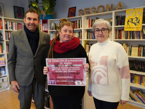 Lliurem els xecs als establiments guanyadors i a la guanyadora del sorteig de la votació popular del XII Concurs d’Aparadors Nadalencs d'Abrera. Enhorabona! Llibreria La Figaflor