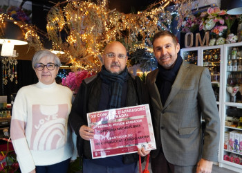 Lliurem els xecs als establiments guanyadors i a la guanyadora del sorteig de la votació popular del XII Concurs d’Aparadors Nadalencs d'Abrera. Enhorabona! Floristeria Nacho Flores