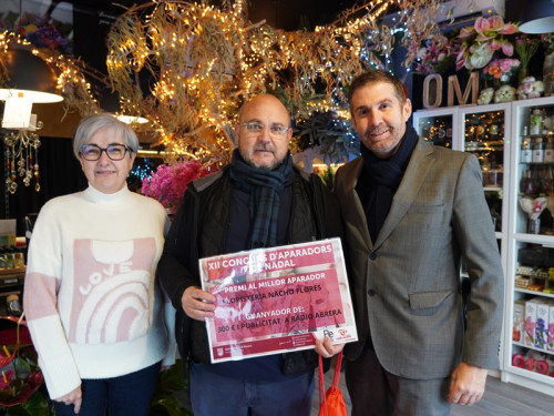 Lliurem els xecs als establiments guanyadors i a la guanyadora del sorteig de la votació popular del XII Concurs d’Aparadors Nadalencs d'Abrera. Enhorabona! Floristeria Nacho Flores