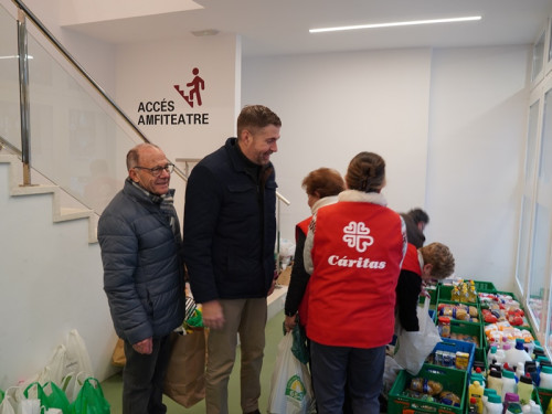 L'Operació Quilo, el Festival Solidari del Grup de Teatre del Casal de la Gent Gran, recull més de 530 quilos d'aliments en una tarda de teatre espectacular! Gràcies, Abrera