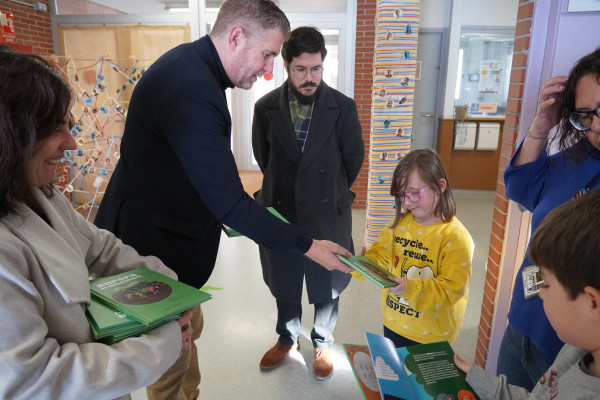 Lliurem als nostres centres educatius exemplars del llibre 'Abrera al Descobert', per descobrir el municipi en família!