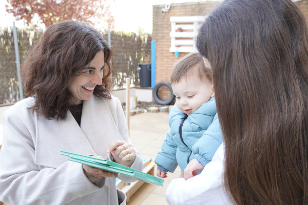 Lliurem als nostres centres educatius exemplars del llibre 'Abrera al Descobert', per descobrir el municipi en família!