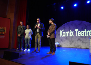 El diumenge 16 d’abril passat el Grup de Teatre Kòmix de La Garriga va obrir el 25è Concurs de Teatre Amateur Vila d’Abrera, amb l'obra 'A la lluna'