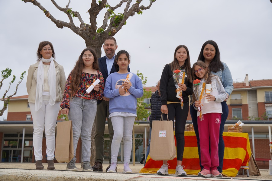 Els centres educatius abrerencs celebren la Diada de Sant Jordi amb Jocs Florals, activitats i la participació de les associacions de mares i pares. Escola Francesc Platón i Sartí
