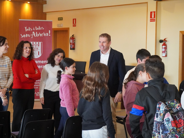 Abrera promou la cultura emprenedora amb el programa CuEmE. Les cooperatives de 5è de l’Escola Francesc Platón i Sartí presenten els seus projectes i recullen els seus NIF
