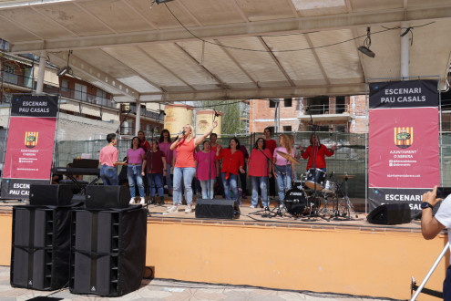 Èxit de participació a la IV Fira de Sant Jordi d'Abrera, amb parades de roses, llibres, autors/res locals, entitats, formacions polítiques, comerços i diferents activitats per a tothom
