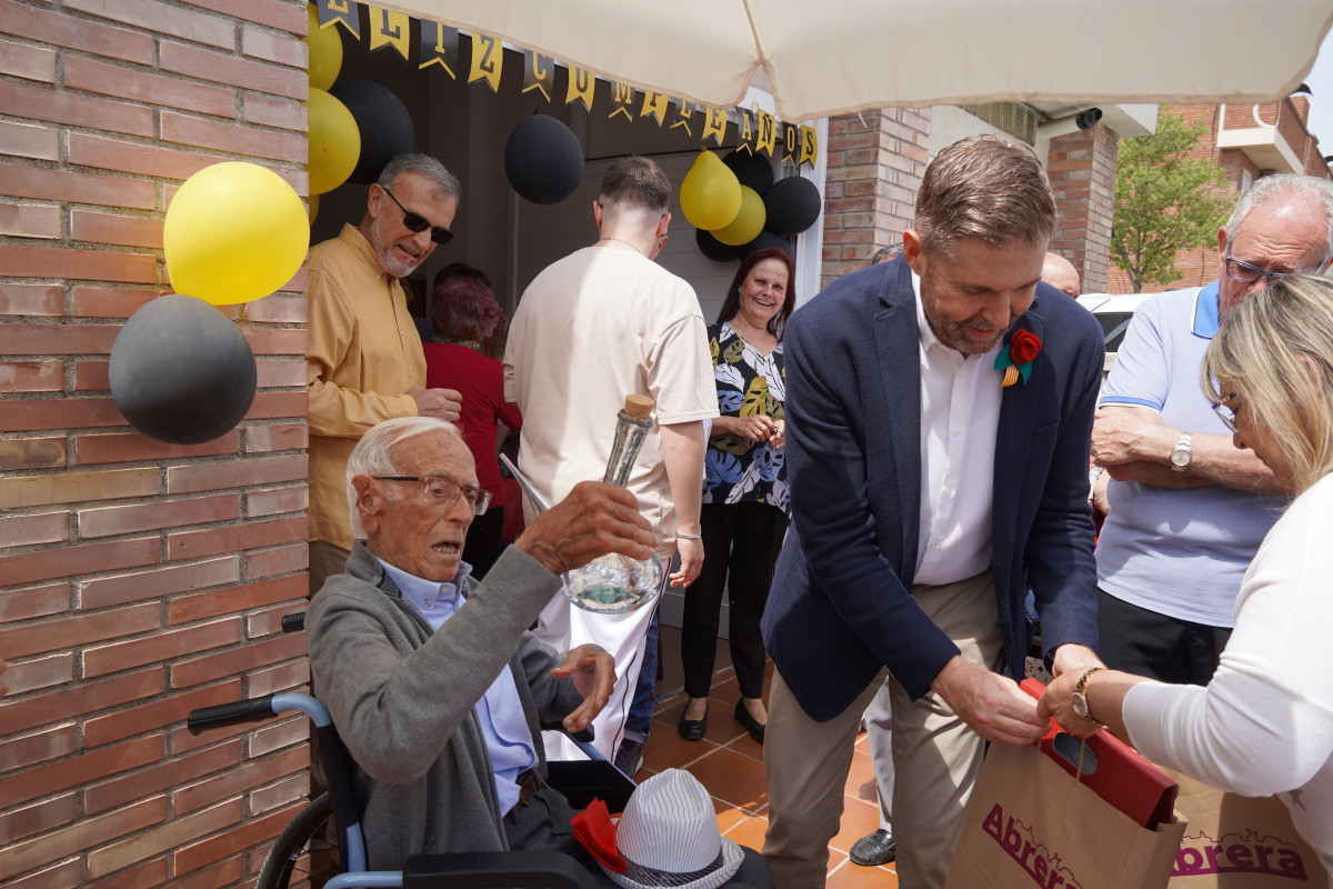 El veí abrerenc Francisco Villaescusa Buendia, celebra els seus 100 anys. Enhorabona!