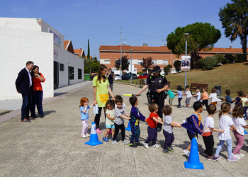 Els i les infants de l'Escola Bressol Municipal Món Petit i la llar d'infants Quitxalla reben la visita de la Policia Local amb l’activitat 'Policia Amiga'