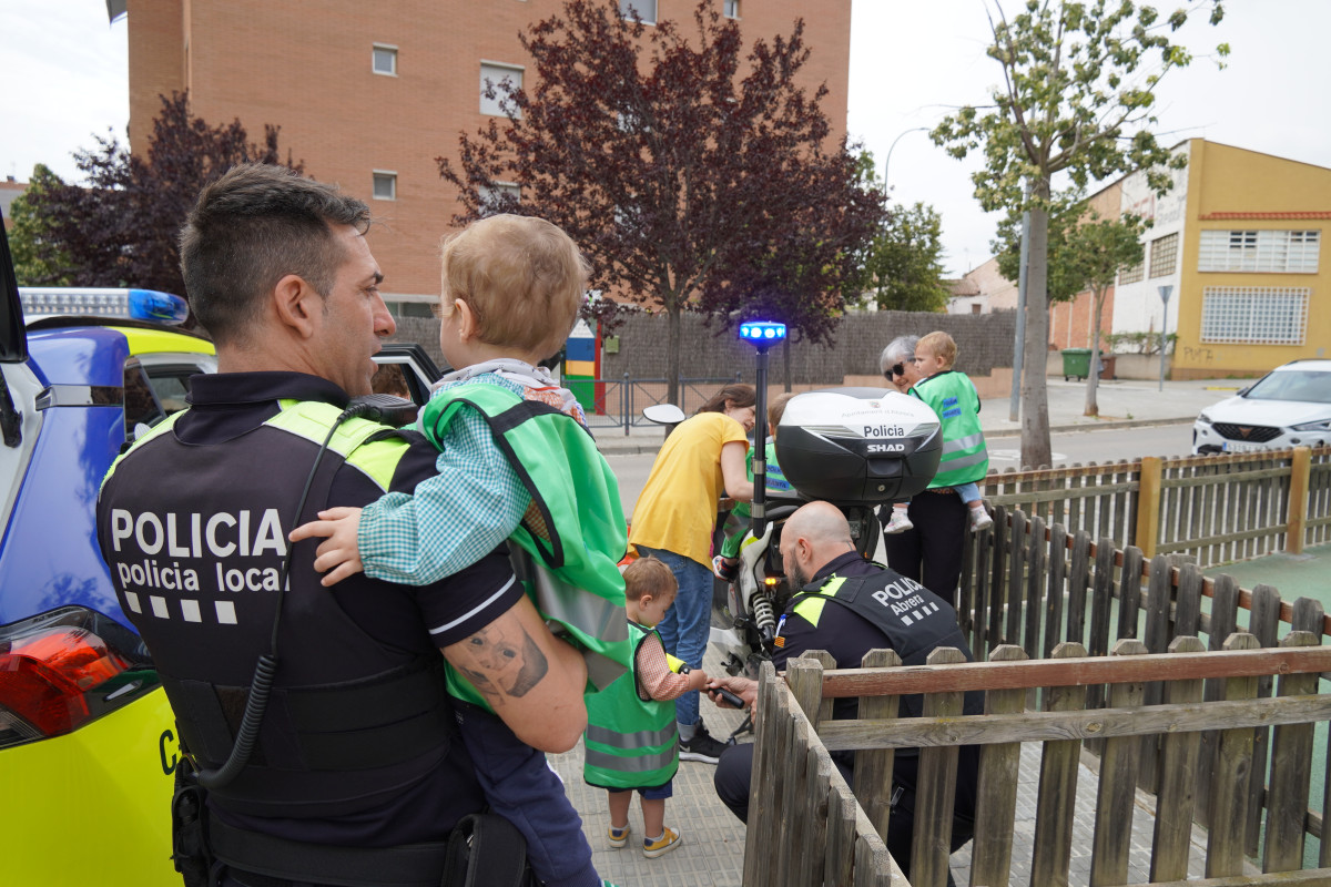 Els i les infants de l'Escola Bressol Municipal Món Petit i la llar d'infants Quitxalla reben la visita de la Policia Local amb l’activitat 'Policia Amiga'