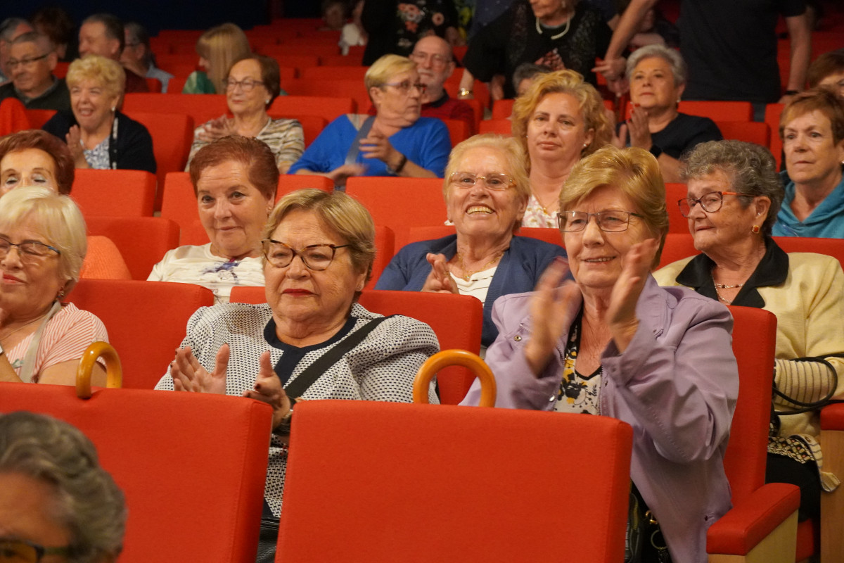 L'espectacle del Grup de Teatre del Casal de la Gent Gran d'Abrera dona el tret de sortida de la Setmana de la Gent Gran de 2023!