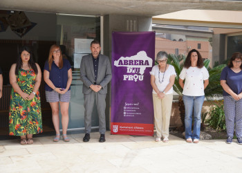 L'Ajuntament d'Abrera ha convocat aquest migdia un minut de silenci per condemnar el presumpte feminicidi d’una dona a Cornellà