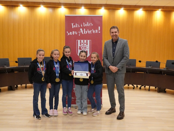 Lliurem els reconeixements esportius a les gimnastes de l'Abrera Gimnàstic Club pels darrers èxits assolits als Campionats d'Espanya i Catalunya de Gimnàstica Artística. Moltes felicitats!