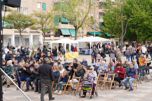 Èxit de participació a la Fira de Sant Jordi d'Abrera, amb parades de llibres,