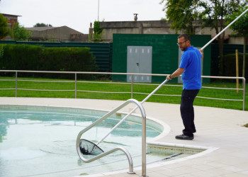 Duem a terme tasques d'adequació de les instal·lacions de la Piscina Municipal d'Estiu per preparar la nova temporada, que comença aquest diumenge 7 de juny
