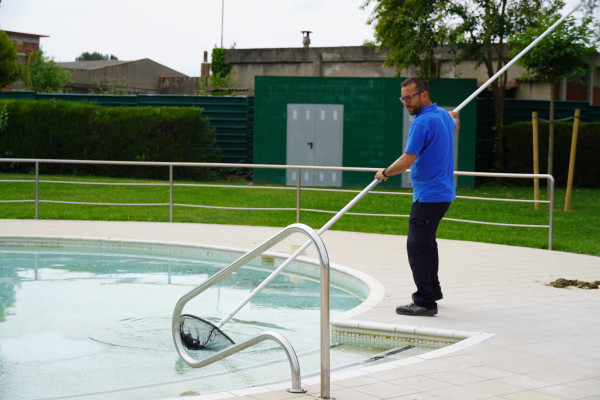 Duem a terme tasques d'adequació de les instal·lacions de la Piscina Municipal d'Estiu per preparar la nova temporada, que comença aquest diumenge 7 de juny