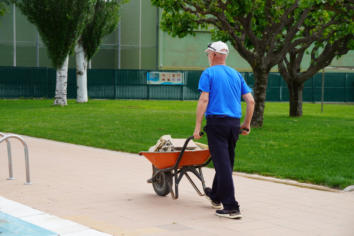 Duem a terme tasques d'adequació de les instal·lacions de la Piscina Municipal d'Estiu per preparar la nova temporada, que comença aquest diumenge 7 de juny
