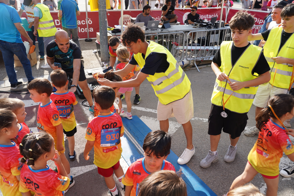 Gran èxit d'assistència i participació en la 17a Abrera Corre D9 2025 'Memorial A. Serrano', amb més de 800 participants. Gràcies, Abrera!