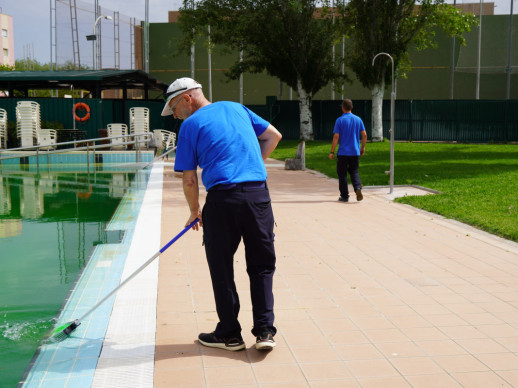 Duem a terme tasques d'adequació de les instal·lacions de la Piscina Municipal d'Estiu per preparar la nova temporada, que comença aquest diumenge 7 de juny