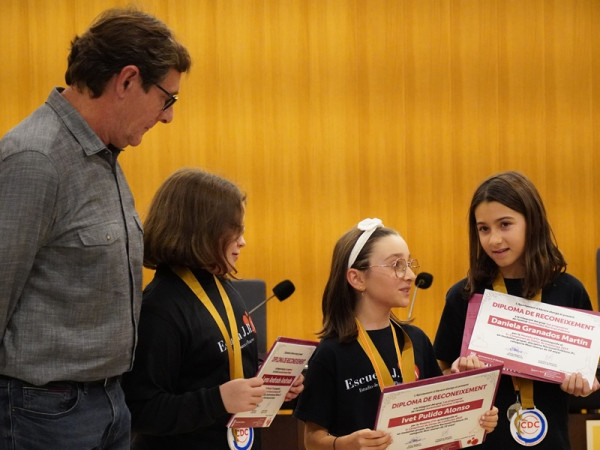 Entreguem els diplomes de reconeixement a les integrants de l'entitat Juventudes Rocieras, pels seus èxits assolits en el darrer Campionat de dansa de Catalunya