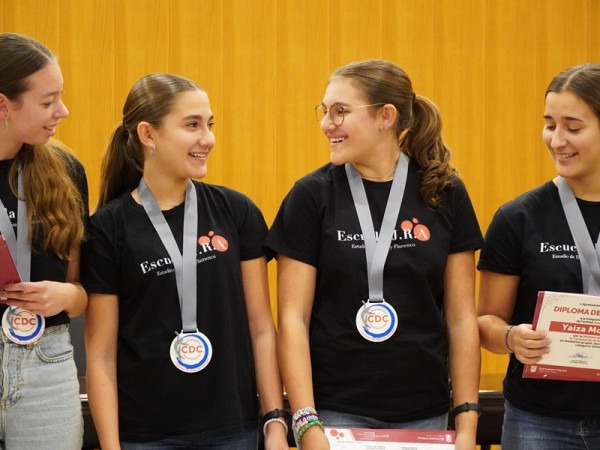 Entreguem els diplomes de reconeixement a les integrants de l'entitat Juventudes Rocieras, pels seus èxits assolits en el darrer Campionat de dansa de Catalunya