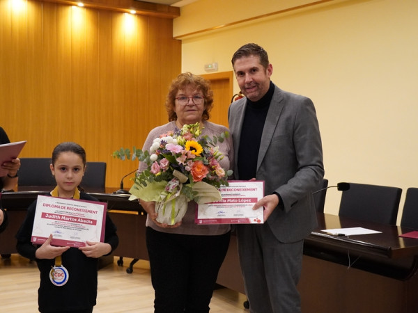 Entreguem els diplomes de reconeixement a les integrants de l'entitat Juventudes Rocieras, pels seus èxits assolits en el darrer Campionat de dansa de Catalunya