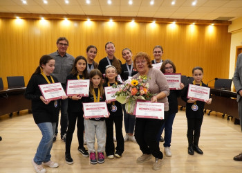 Entreguem els diplomes de reconeixement a les integrants de l'entitat Juventudes Rocieras, pels seus èxits assolits en el darrer Campionat de dansa de Catalunya