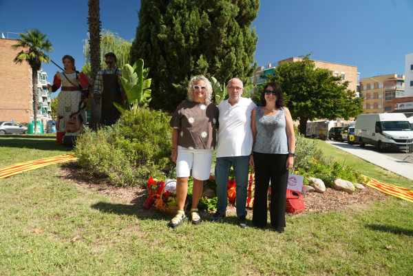 Ofrena floral al monument de Rafael Casanova. Associació Cavalcada de Reis d'Abrera