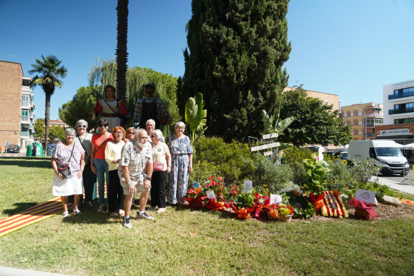 Ofrena floral al monument de Rafael Casanova. Associació Coral Contrapunt