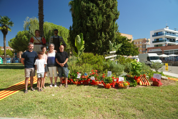 Ofrena floral al monument de Rafael Casanova. Associació de Veïns Barri del Rebato Els Porrons d'Abrera