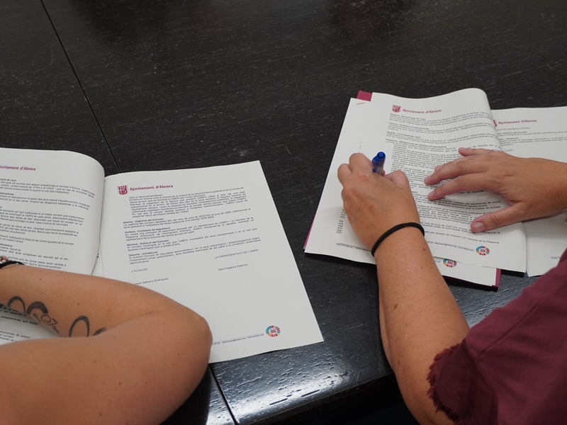 Signem un curs més els convenis per a la subvenció dels llibres de text i el material autoeditat amb les AFA i els equips directius dels centres escolars d'Abrera