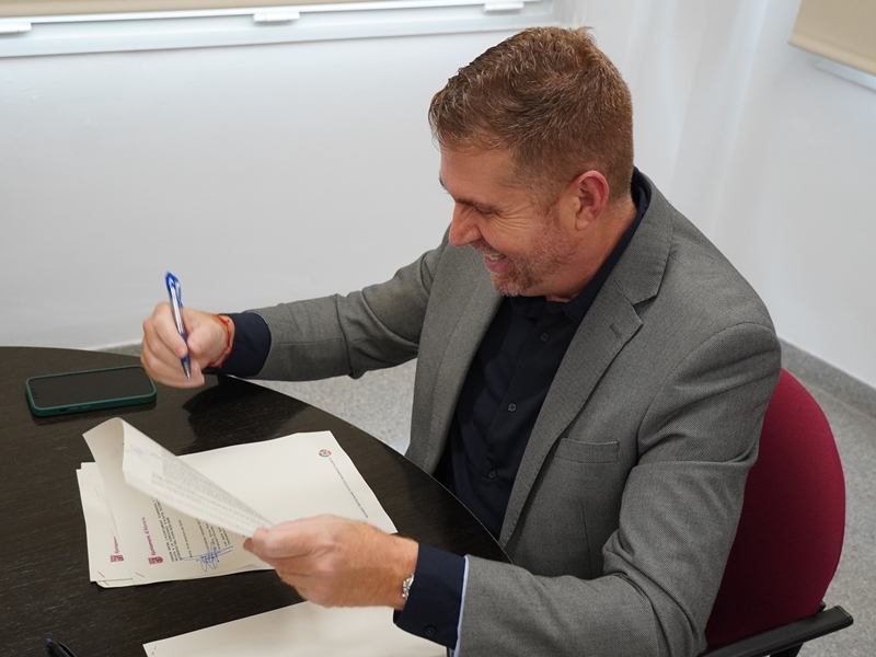Signem un curs més els convenis per a la subvenció dels llibres de text i el material autoeditat amb les AFA i els equips directius dels centres escolars d'Abrera