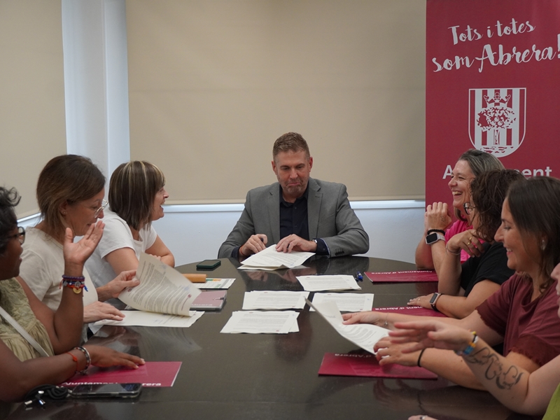 Signem un curs més els convenis per a la subvenció dels llibres de text i el material autoeditat amb les AFA i els equips directius dels centres escolars d'Abrera