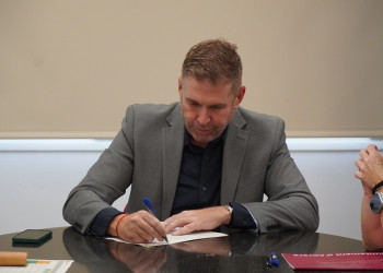 Signem un curs més els convenis per a la subvenció dels llibres de text i el material autoeditat amb les AFA i els equips directius dels centres escolars d'Abrera