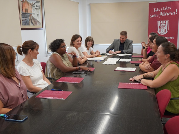 Signem un curs més els convenis per a la subvenció dels llibres de text i el material autoeditat amb les AFA i els equips directius dels centres escolars d'Abrera