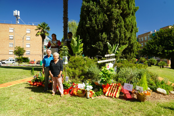 Ofrena floral al monument de Rafael Casanova. Associació Naturalista d'Abrera ANDA