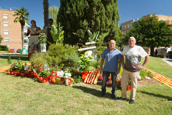 Ofrena floral al monument de Rafael Casanova. Associació i Societat Esportiva de Pescadors d'Abrera