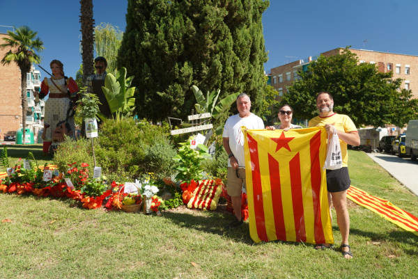 Ofrena floral al monument de Rafael Casanova. Òmnium Cultural d'Abrera