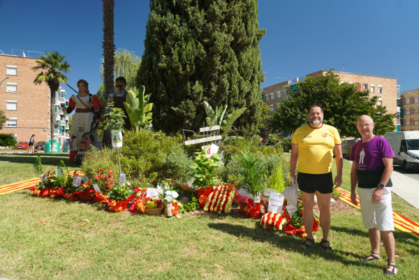 Ofrena floral al monument de Rafael Casanova. Associació Escacs Abrera