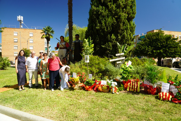 Ofrena floral al monument de Rafael Casanova. Grup Escènic Illets d'Abrera