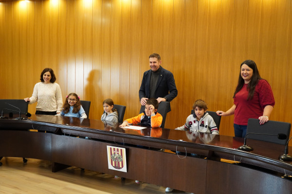 L'alumnat de tercer curs de l'Escola Josefina Ibáñez visita el consistori d'Abrera dins l'activitat 'El meu Ajuntament'. Moltes gràcies!