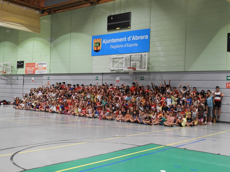 Vivim l'estiu a Abrera! Visitem l'Escola Esportiva d'Estiu, de la qual estan gaudint més de 400 infants i joves amb activitats lúdiques i esportives