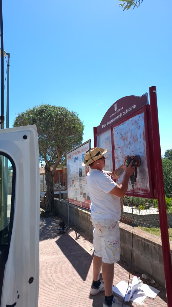 Millorem i adequem les cartelleres municipals del nucli urbà i dels barris d'Abrera - Ca n'Amat