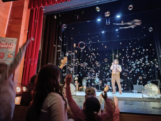 Èxit d'assistència a l'espectacle familiar 'Vegin i passin, bombolles d'aprop' per commemorar el Dia Internacional de la Infància