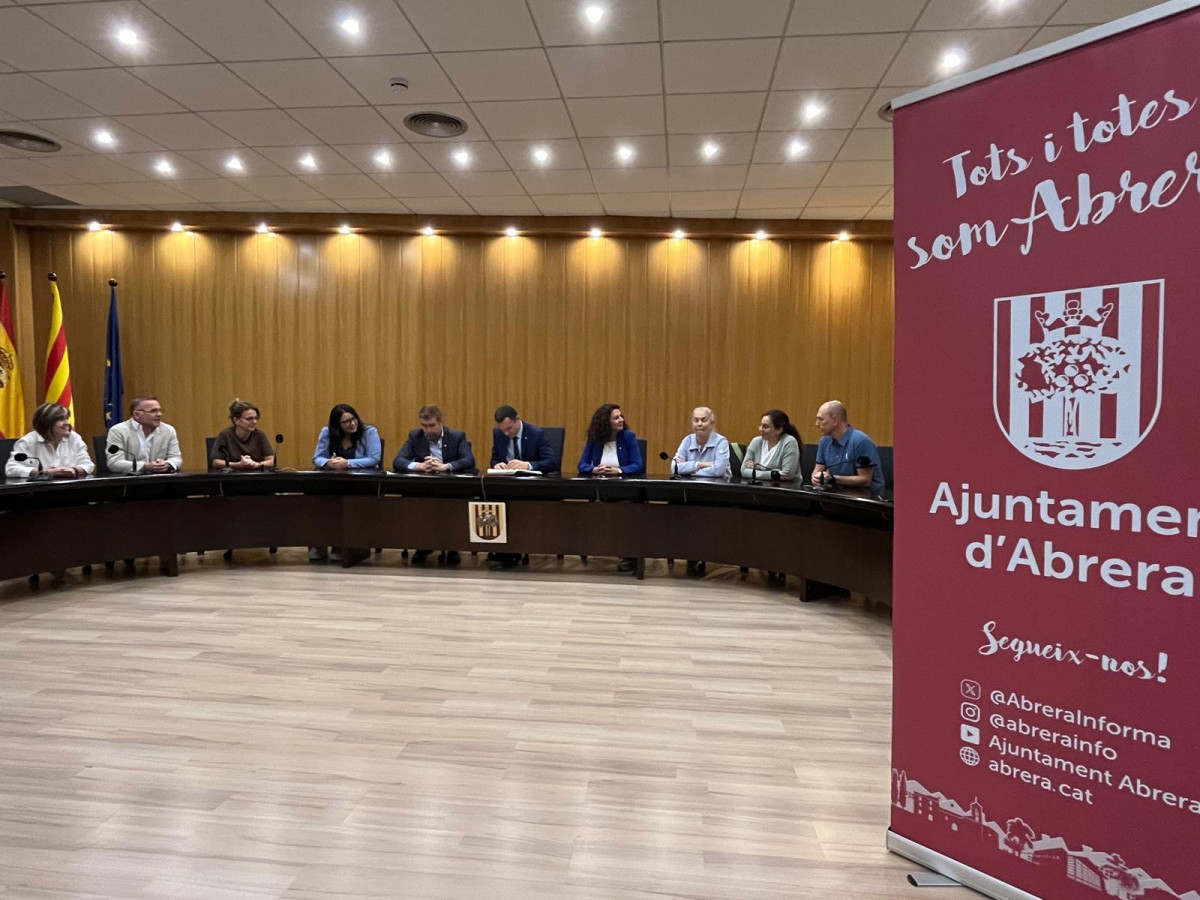 El conseller d'Agricultura, Ramaderia, Pesca i Alimentació, Òscar Ordeig, visita el nostre municipi i signa el Llibre d'Honor de l'Ajuntament