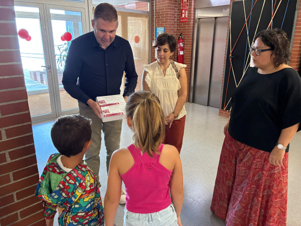 Bon inici de curs a totes i tots! Visitem els centres educatius d'Abrera per donar la benvinguda al nou curs acadèmic - Escola Ernest Lluch