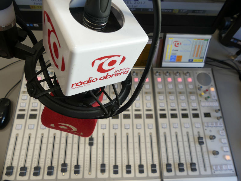 Estudi de Ràdio Abrera, emissora municipal
