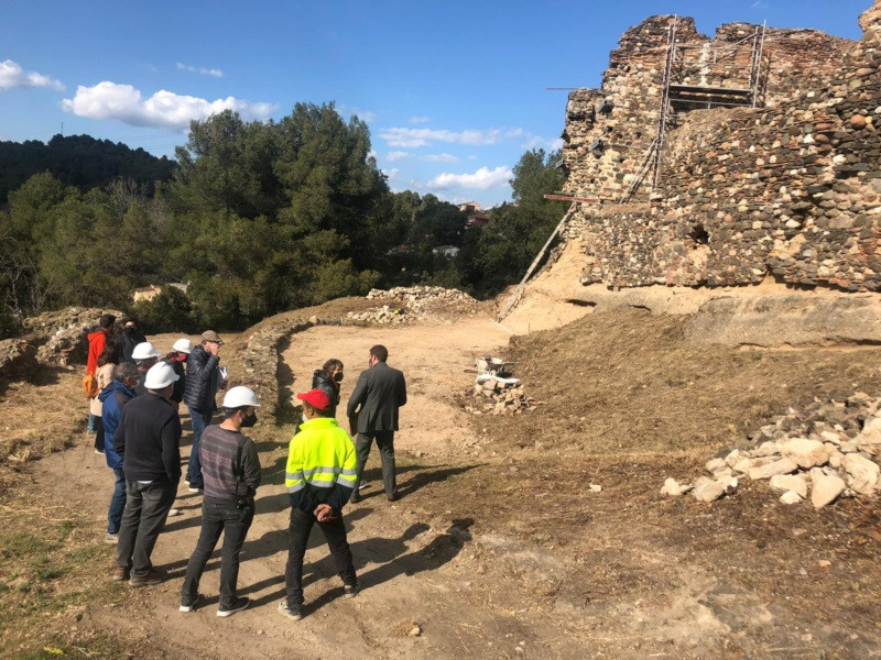 Visitem el Castell de Voltrera amb representants de la Universitat de Barcelona, amb qui encetem una nova etapa d'estudi científic del jaciment històric