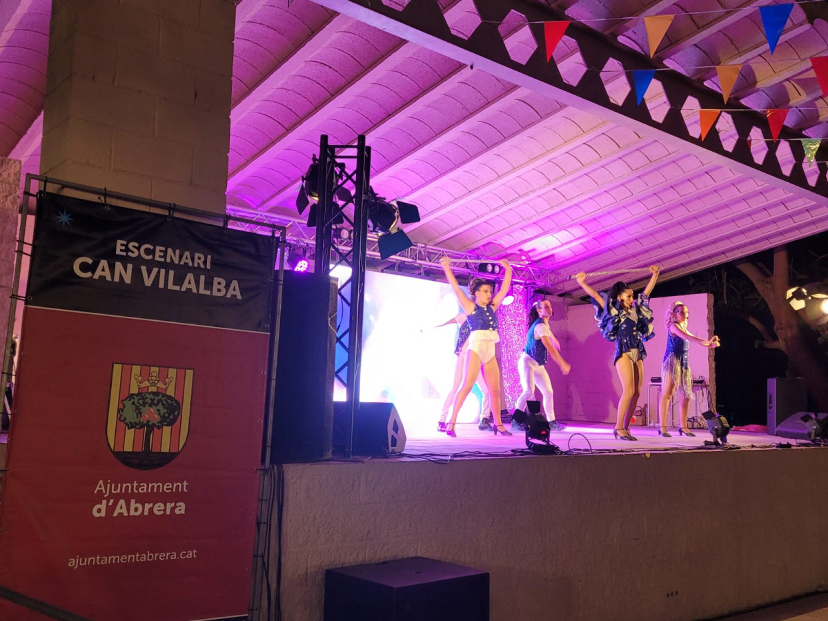 El veïnat del barri de Can Vilalba d'Abrera, gaudeix de la seva Festa Major, amb diferents propostes adreçades a tota la família!