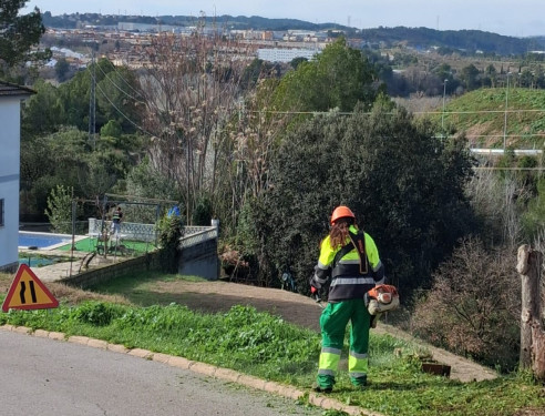 Tenim cura de la via pública del nostre municipi amb nous treballs de desbrossament d’herbes i neteja dels vorals en els barris d'Abrera