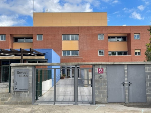 Durant l'estiu de 2023, el departament d'Ensenyament de la Generalitat ha realitzat treballs de reparació de la façana de l'Escola Ernest Lluch d'Abrera